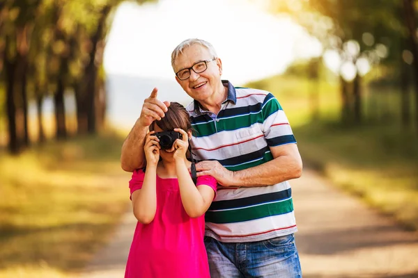 Opa en kleindochter fotograferen — Stockfoto