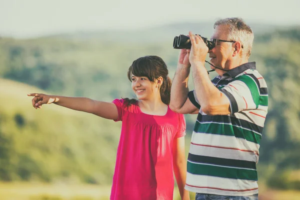 Nonno e nipote trascorrono del tempo nella natura — Foto Stock