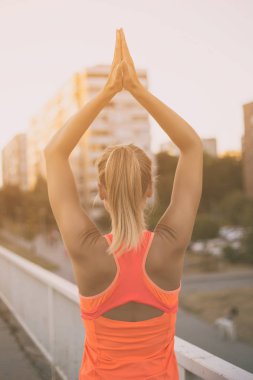 Sportif kadın meditasyon