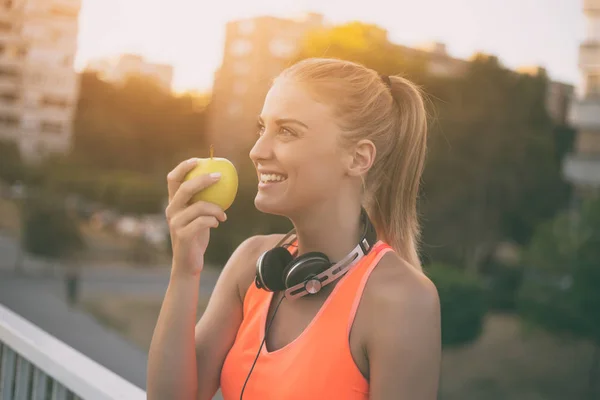 Sportiga kvinnan äta äpple — Stockfoto