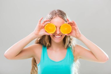 Portakal dilim gözleri kapsayan kadın