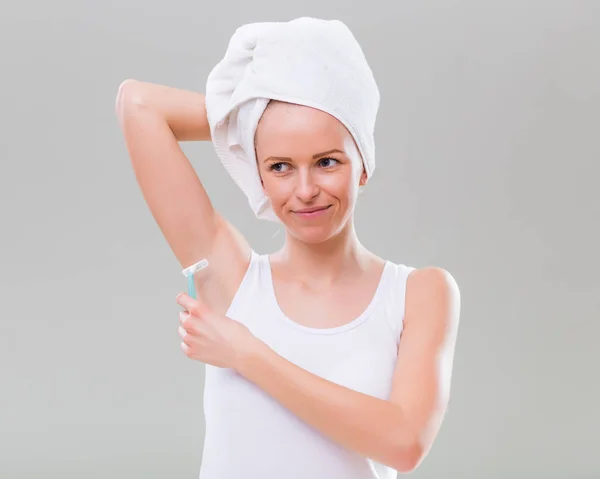 Mujer afeitándose bajo su brazo — Foto de Stock