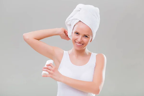 Kvinna använda antiperspirant — Stockfoto