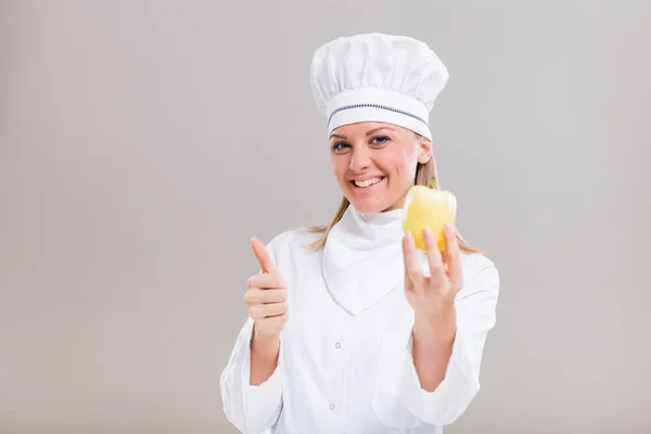 Vrouwelijke chef-kok duim opdagen en peper — Stockfoto