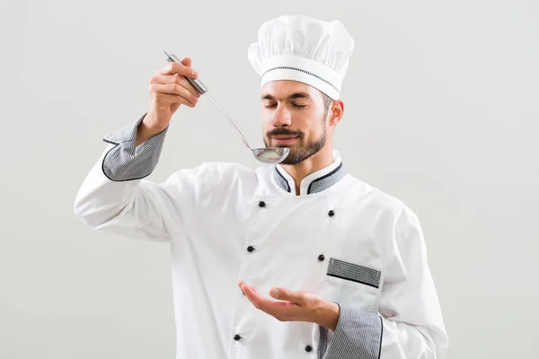 Chef-kok ruikende soupe — Stockfoto