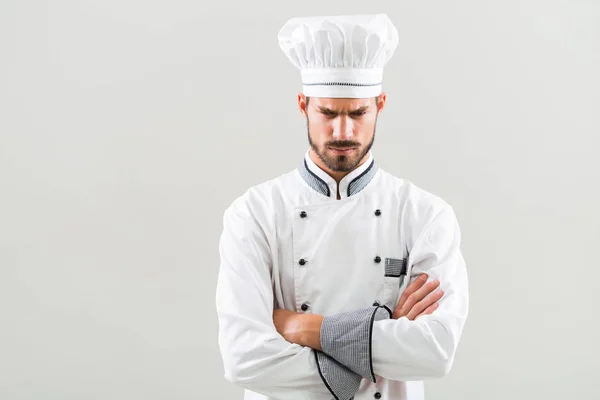 Wütender Koch auf grauem Hintergrund. — Stockfoto