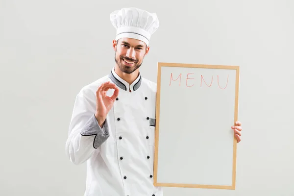 Kocken visar ok tecken och whiteboard — Stockfoto