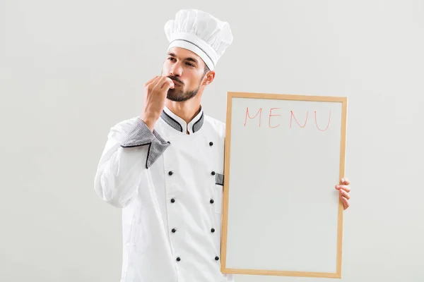 Chef-kok met heerlijke teken en whiteboard — Stockfoto