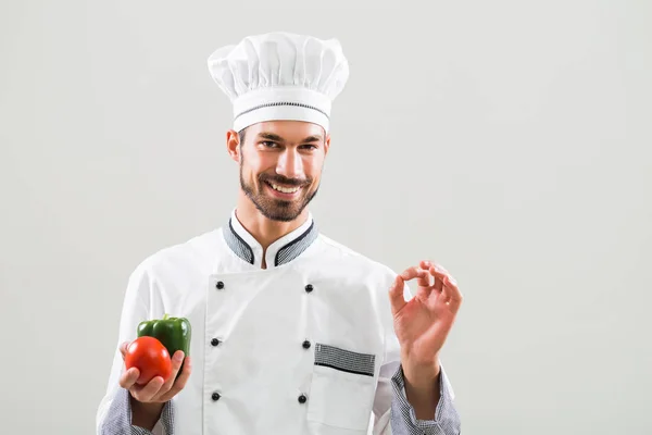 厨师是显示 ok 的手势和控股蔬菜 — 图库照片