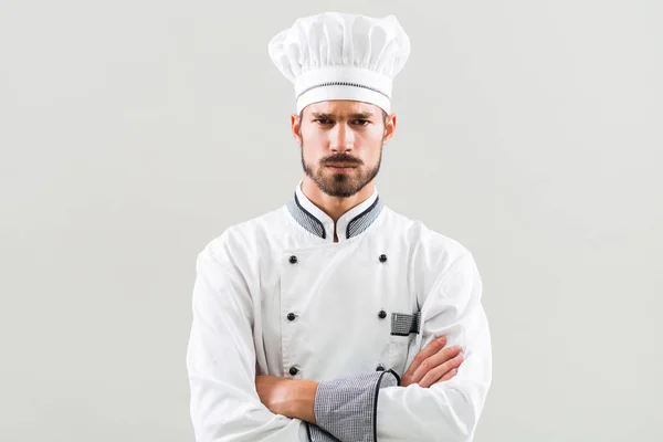 Wütender Koch auf grauem Hintergrund — Stockfoto