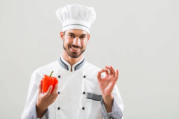 Chef-kok met peper en ok teken — Stockfoto