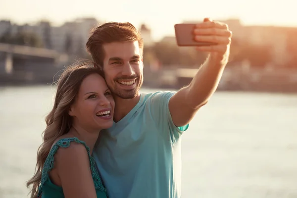 Lyckliga par som tar selfie — Stockfoto