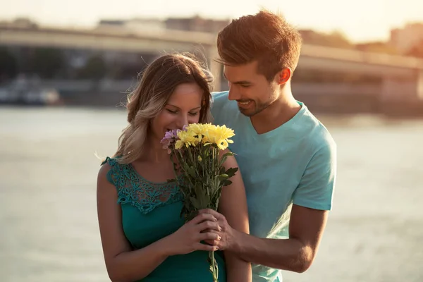 Çiçek kız arkadaşına veren adam — Stok fotoğraf