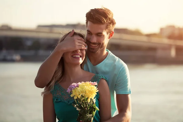 Homme donnant des fleurs à sa petite amie — Photo