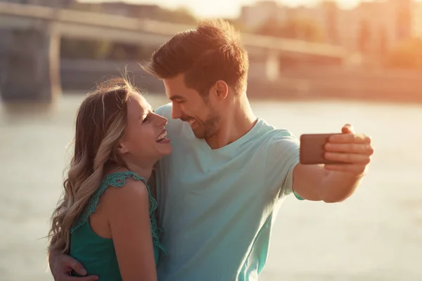 Gelukkig paar nemen selfie — Stockfoto