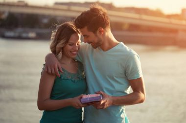 adam kız arkadaşına hediye veren