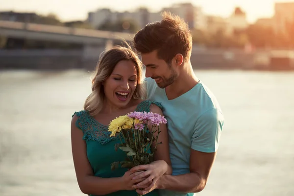 Чоловік дарує квіти своїй дівчині — стокове фото
