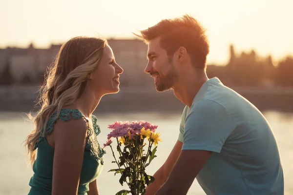 Człowiek daje kwiaty do jego dziewczyna — Zdjęcie stockowe