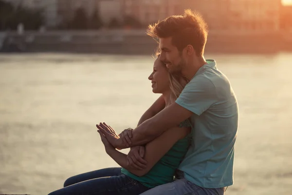 Pareja feliz al aire libre —  Fotos de Stock