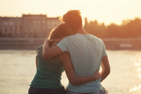 Pareja feliz abrazando — Foto de Stock