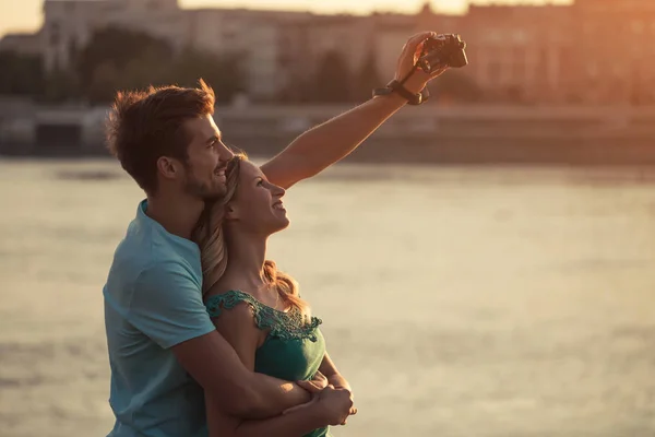 Gelukkig paar nemen selfie — Stockfoto