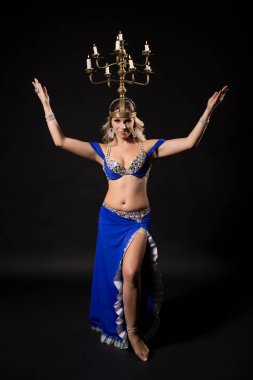 Güzel dansöz Mumluk ile