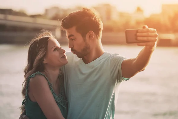 Ευτυχισμένο ζευγάρι βγάζει selfie — Φωτογραφία Αρχείου