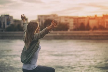 Kollarını uzanmış ile mutlu kadın