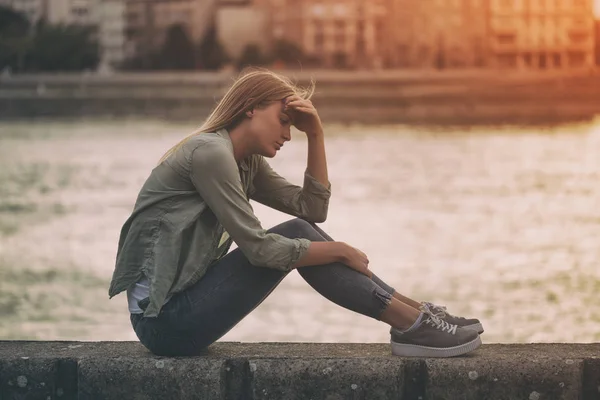 Sorgliga kvinnan vid åstranden — Stockfoto