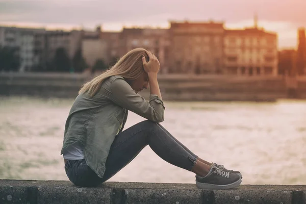 Treurige vrouw aan de rivieroever — Stockfoto