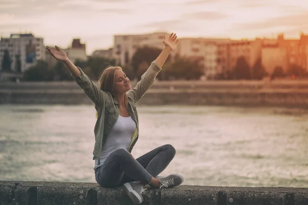 Mujer feliz con los brazos extendidos — Foto de Stock