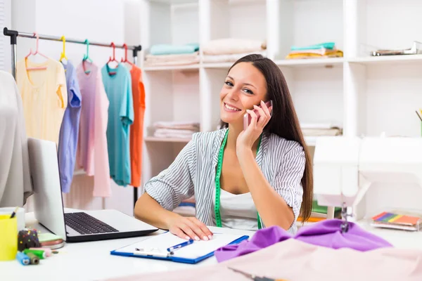 Sarta utilizzando telefono e lavoro — Foto Stock