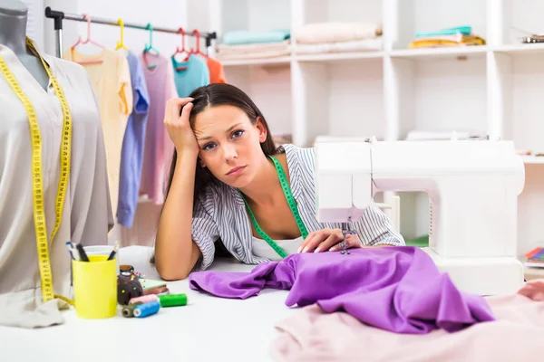 仕事で疲れている女性の裁縫師 — ストック写真