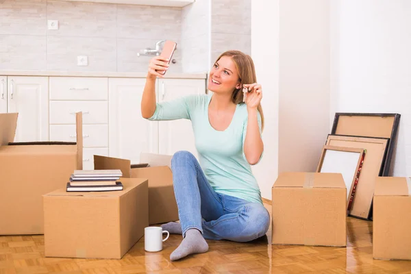 Beautiful Woman Taking Selfie While Holding Key Her New Home — Stock Photo, Image