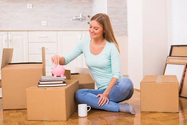 Hermosa Mujer Poniendo Moneda Alcancía Nuevo Hogar — Foto de Stock