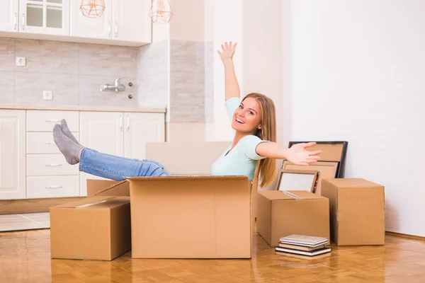 Gelukkige Vrouw Plezier Tijdens Het Bewegen Nieuwe Appartement — Stockfoto