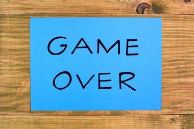 Metin oyunu ile kağıt ahşap masa, ilişki ayrılık kavramı mavi. Görüntü kasten tonda.