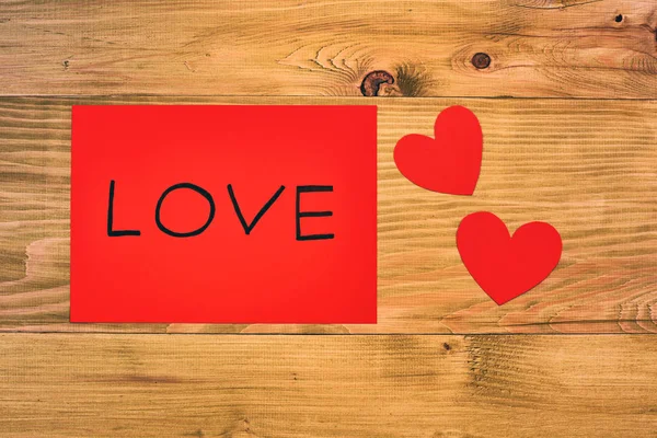 Rood Papier Met Het Woord Liefde Harten Houten Tafel Afbeelding — Stockfoto