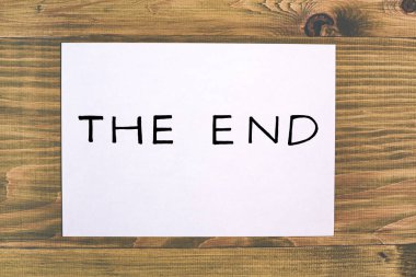 Metin ahşap masa, ilişki ayrılık kavramı ucunda beyaz kağıt. Görüntü kasten tonda.