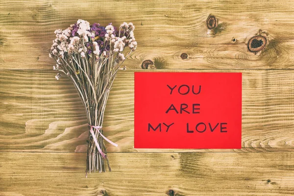 花的花束与文字你是我的爱在木桌上 图像是故意色调 — 图库照片