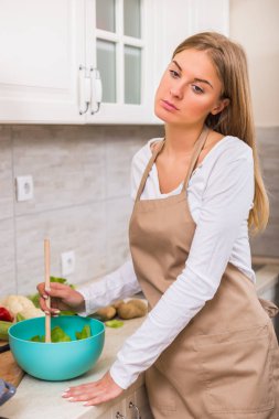 Mutfağında yemek yapma yorgun ev kadını.