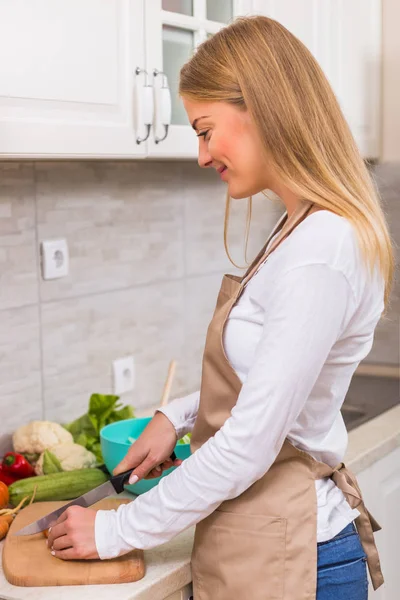 Schöne Frau Macht Essen Ihrer Küche — Stockfoto