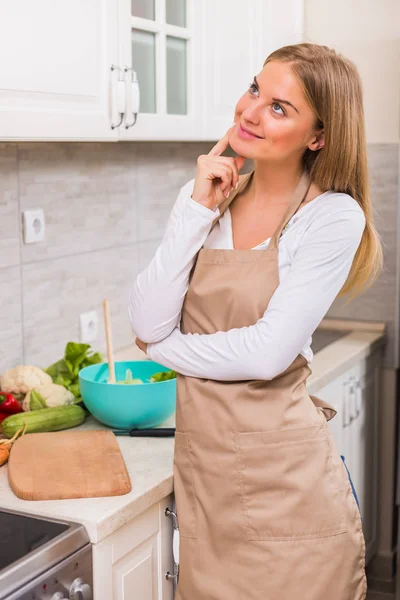 Beautiful Woman Planing What Cook While Standing Her Kitchen — Stock Photo, Image