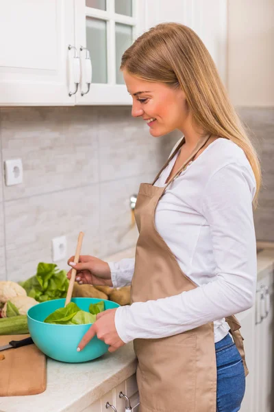 Schöne Frau Macht Essen Ihrer Küche — Stockfoto