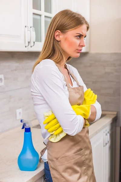 Hausfrau Ist Wütend Weil Sie Genug Von Putzen Und Hausarbeit — Stockfoto