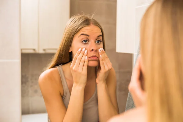 Mujer Cansada Mirando Sus Bolsas Ojos Baño — Foto de Stock