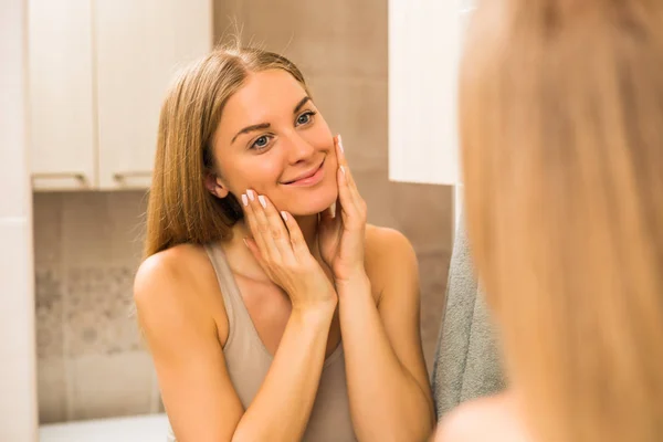 Hermosa Mujer Mirándose Espejo Baño — Foto de Stock