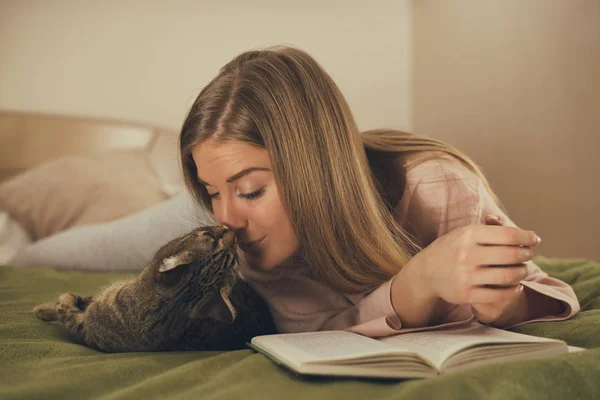 Hermosa Mujer Leyendo Libro Pasar Tiempo Con Cat Image Tonifica — Foto de Stock