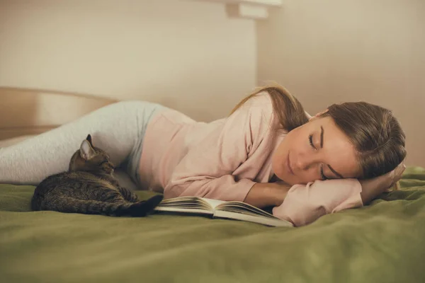 Hermosa Mujer Duerme Con Gato Mientras Lee Libro Imagen Tonifica — Foto de Stock