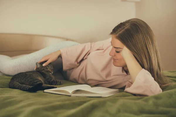 Hermosa Mujer Leyendo Libro Pasar Tiempo Con Cat Image Tonifica — Foto de Stock
